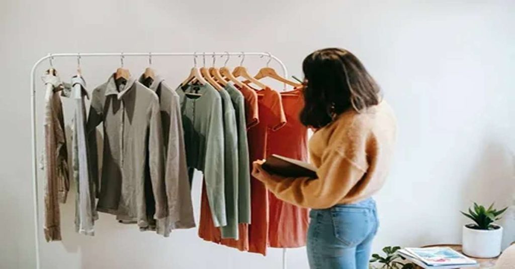 Minimalist wardrobe essentials USA: neutral basics hanging together on a rail