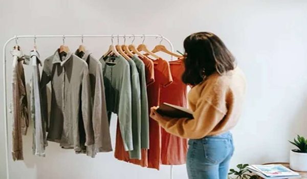 Minimalist wardrobe essentials USA: neutral basics hanging together on a rail